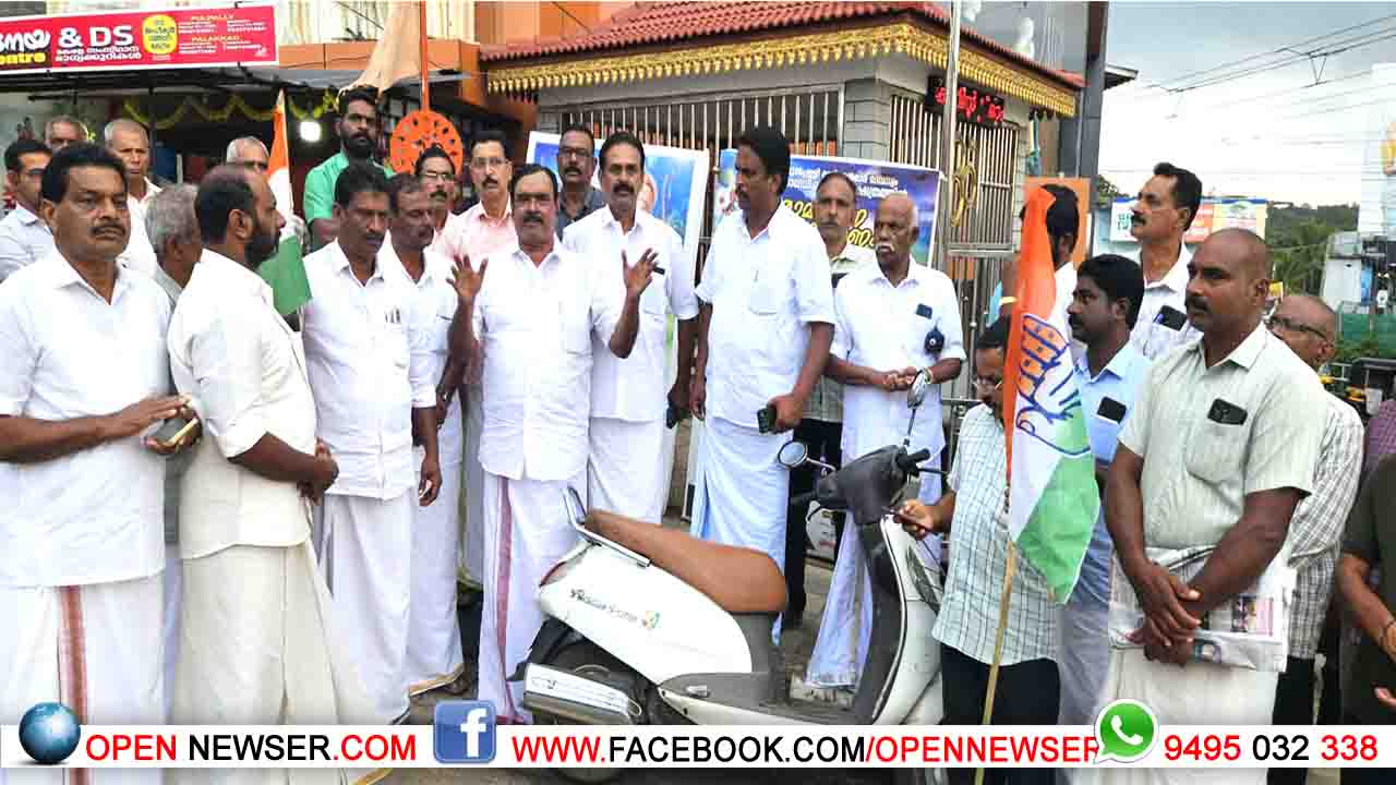 കോണ്‍ഗ്രസ് പ്രവര്‍ത്തകര്‍ ആഹ്ലാദ പ്രകടനം നടത്തി