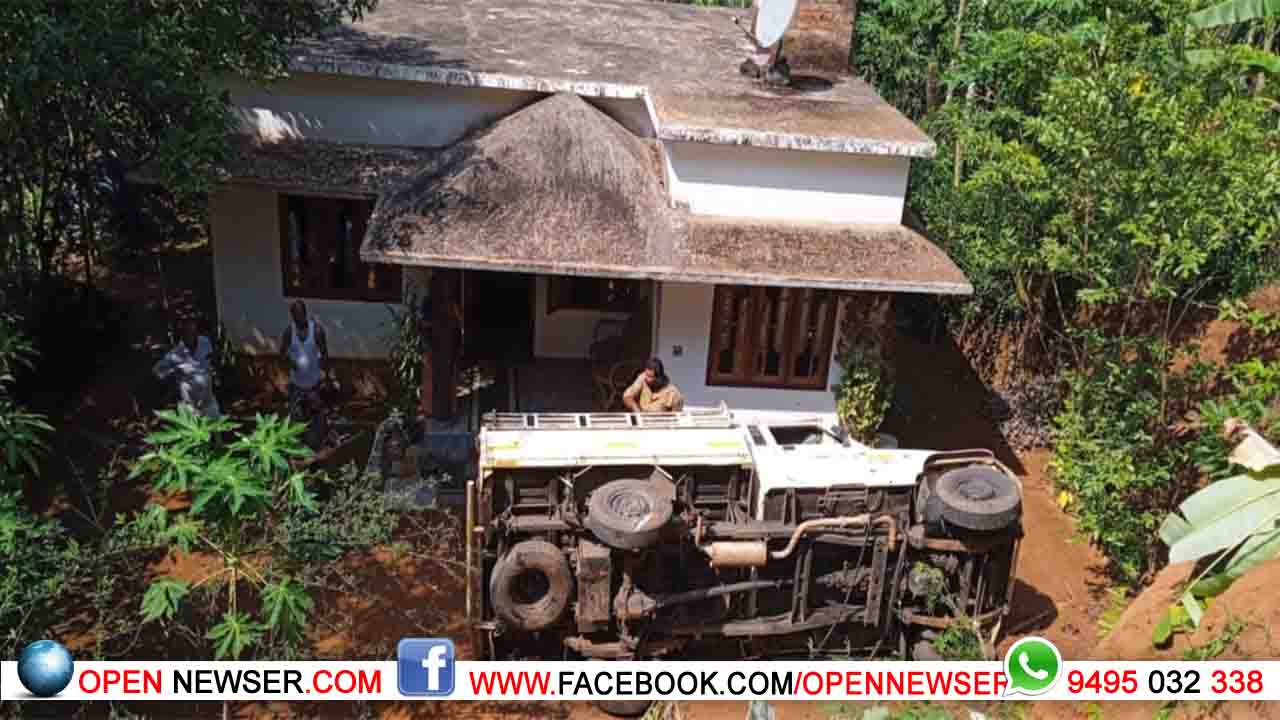 വീട്ടുമുറ്റത്തേക്ക് പിക്കപ്പ് മറിഞ്ഞു; ഡ്രൈവര്ക്ക് പരിക്ക്