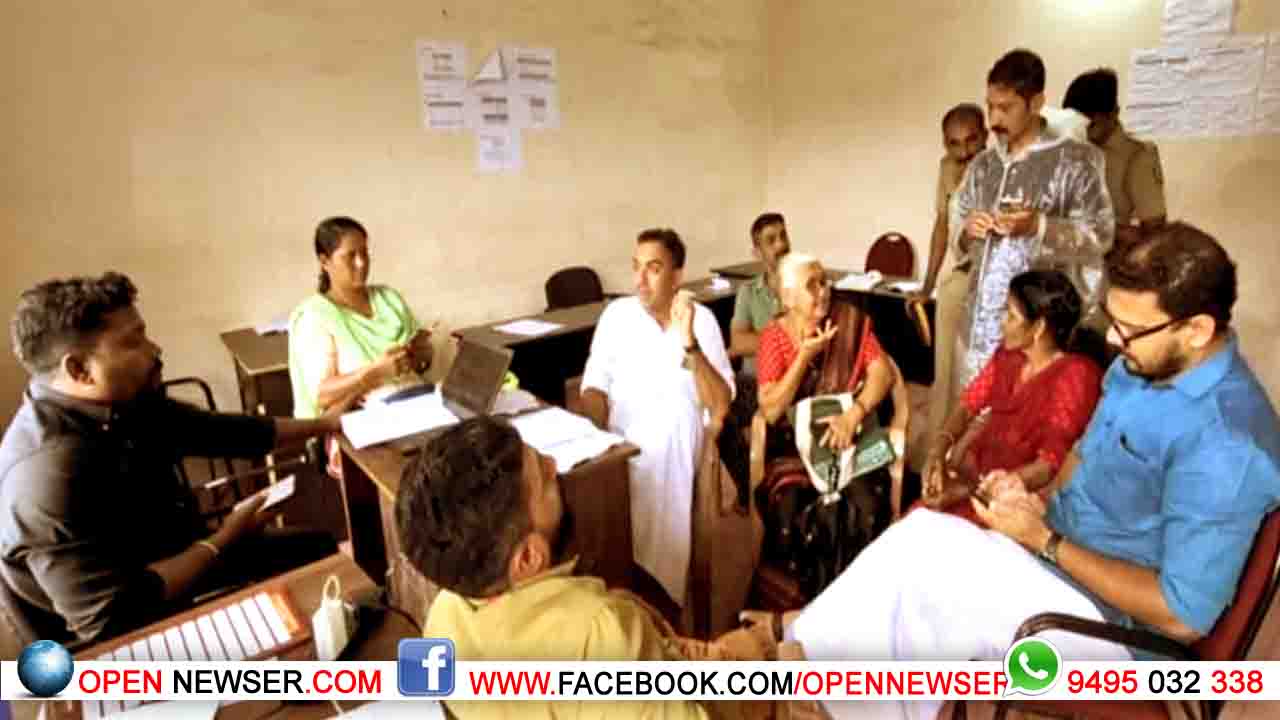 എടുക്കാത്ത ലോണിന്റെ പേരില് ആദിവാസി വീട്ടമ്മയുടെ തൊഴിലുറപ്പ് വേതനം പിടിച്ചെടുത്തു; ധനകാര്യ സ്ഥാപനത്തില് സിപിഎം പ്രതിഷേധം
