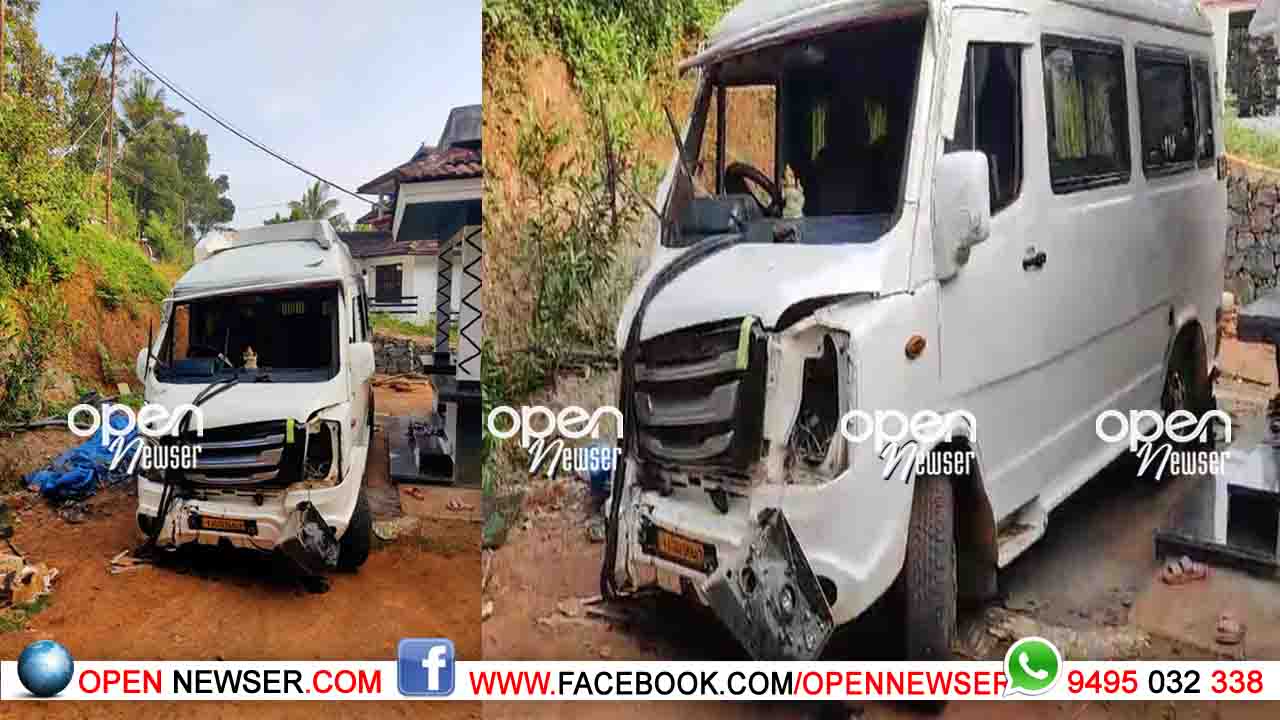 നിയന്ത്രണം വിട്ട ട്രാവലര് വീട്ടുമുറ്റത്തേക്ക് മറിഞ്ഞു;ആര്ക്കും പരിക്കില്ല