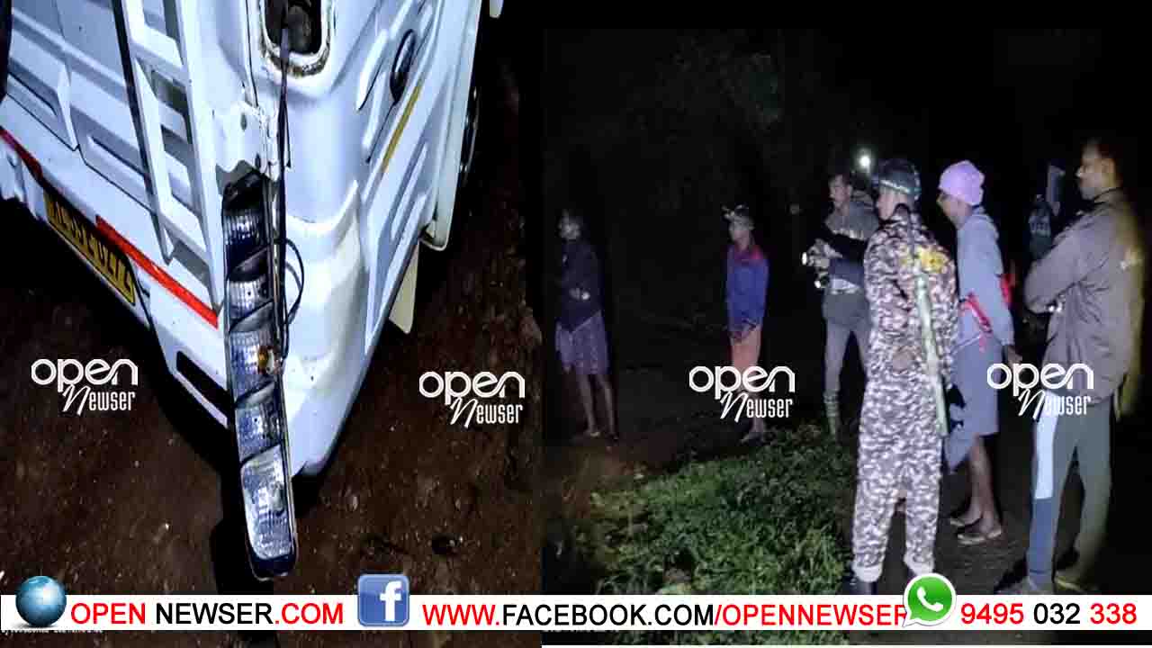 നിര്ത്തിയിട്ട വാഹനത്തിന് നേരെ കാട്ടാനയുടെ ആക്രമണം.