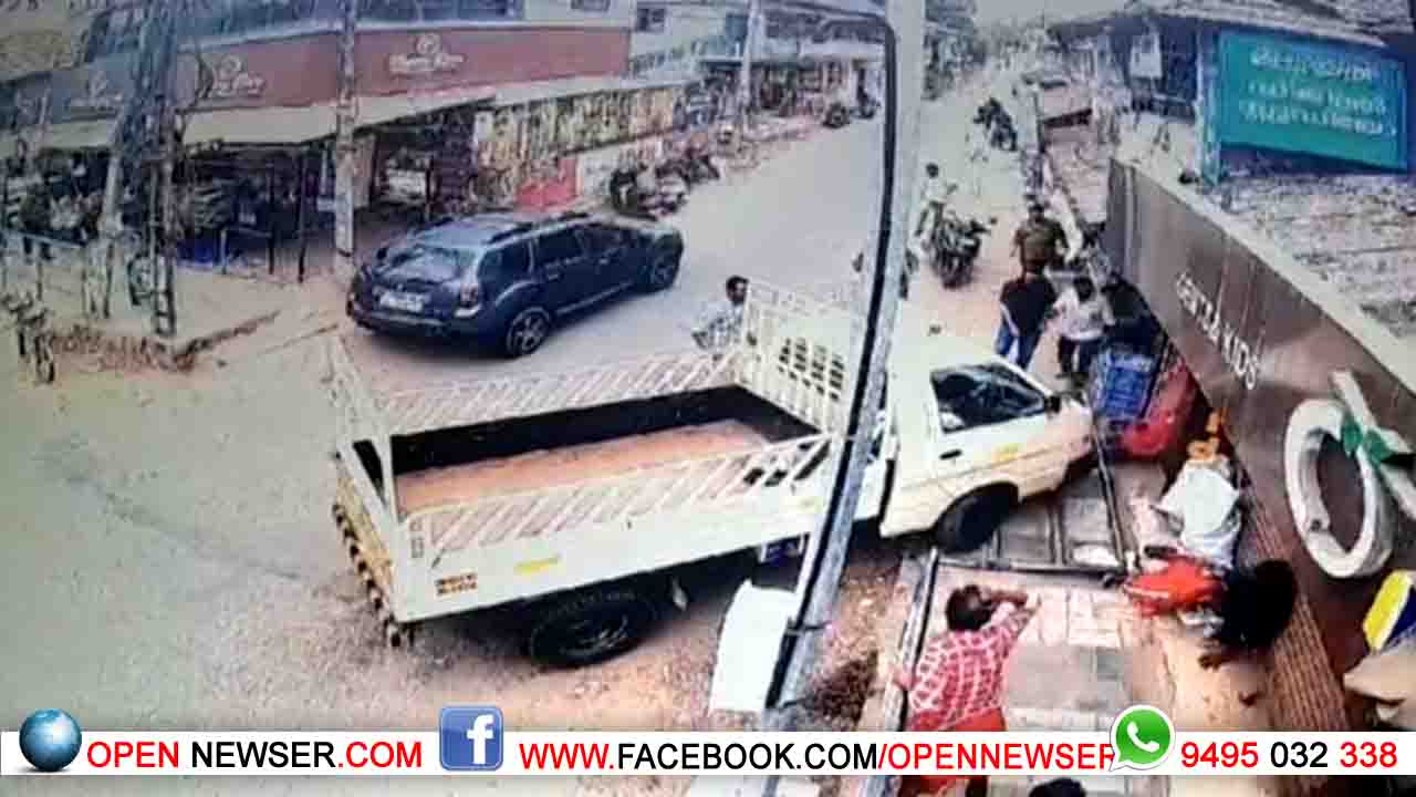നിയന്ത്രണംവിട്ട പിക്കപ്പ് വാന് ഫൂട്ട്പാത്തിലേക്ക് പാഞ്ഞ് കയറി മൂന്ന്പേര്ക്ക് പരിക്ക്