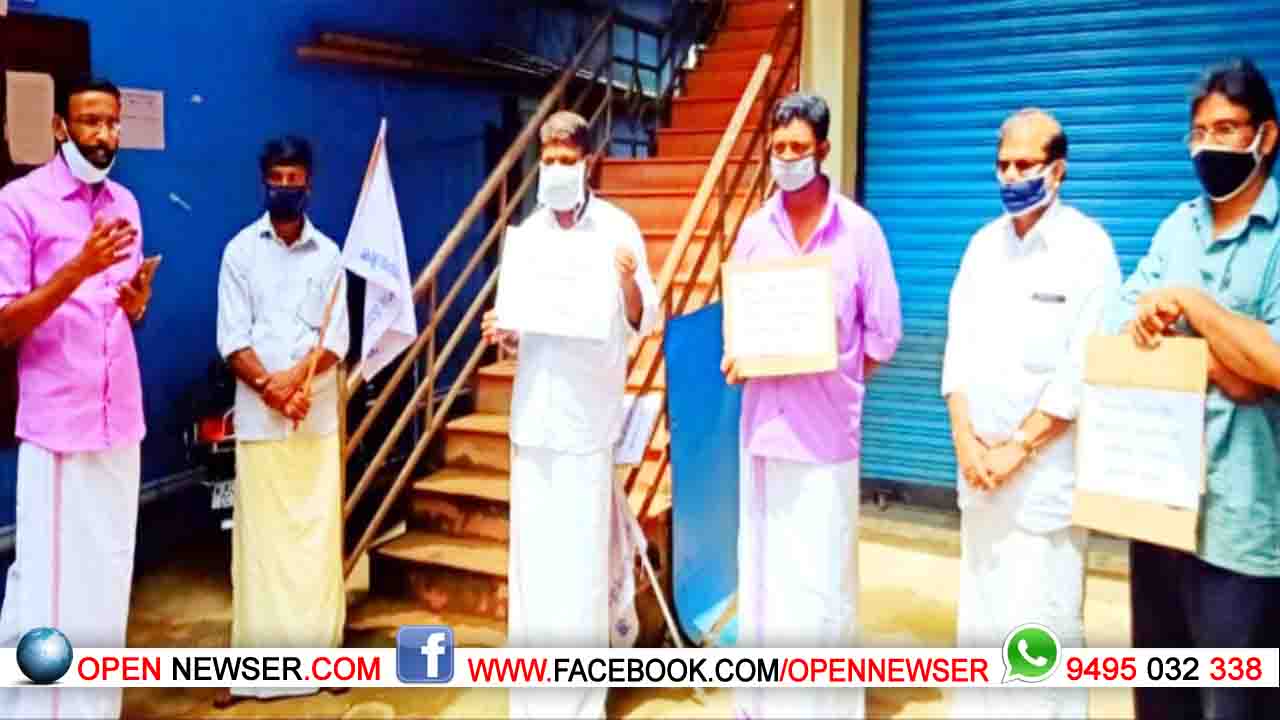 പോസ്റ്റ് ഓഫീസിന് മുമ്പില് നില്പ്പ് സമരം നടത്തി
