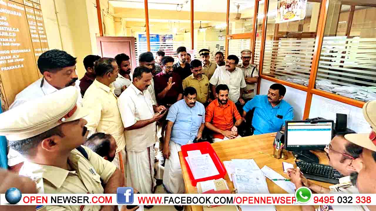 ആകാശ് തില്ലങ്കേരിയുടെ ട്രാഫിക് നിയമലംഘനം: യൂത്ത് കോണ്ഗ്രസ് പ്രവര്ത്തകര് ജോ.ആര്ടിഒ ഓഫീസ് ഉപരോധിച്ചു.