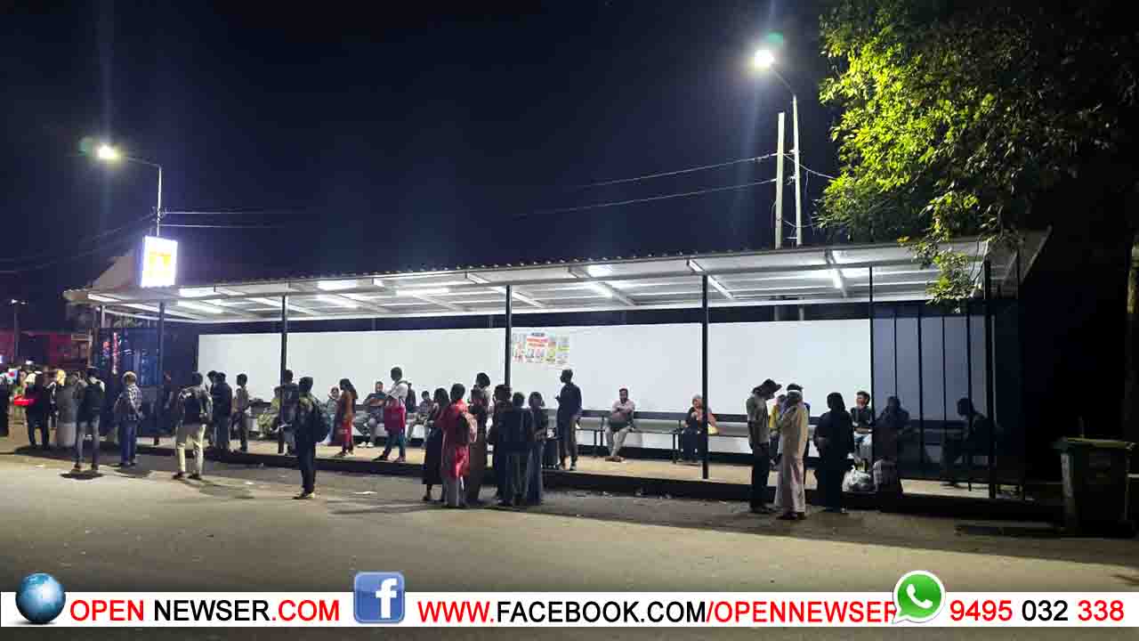 ബസ് കാത്തിരിപ്പ് കേന്ദ്രത്തില്‍ വെളിച്ച സംവിധാനമൊരുക്കി