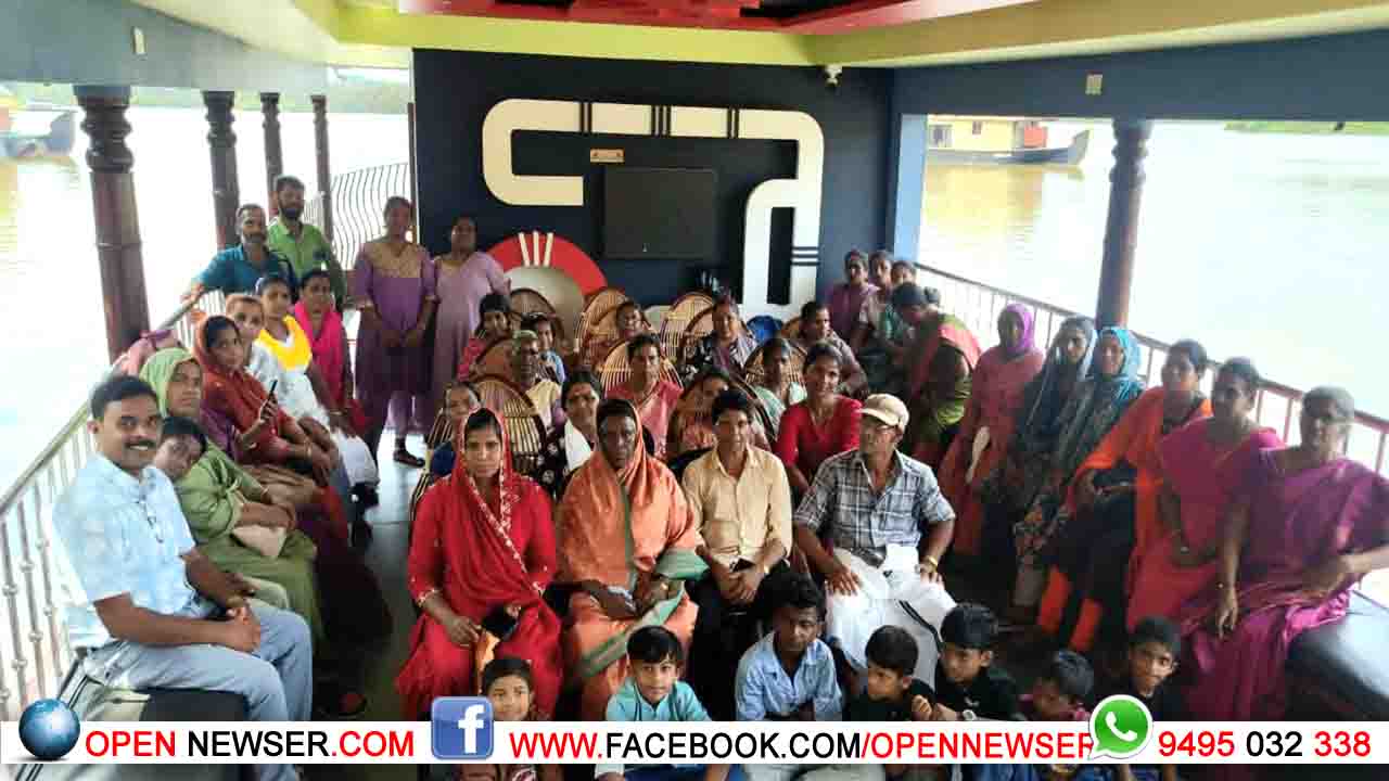 ആദ്യ വിനോദ യാത്രാനുഭവത്തില്‍ തൊഴിലുറപ്പ് തൊഴിലാളികള്‍.