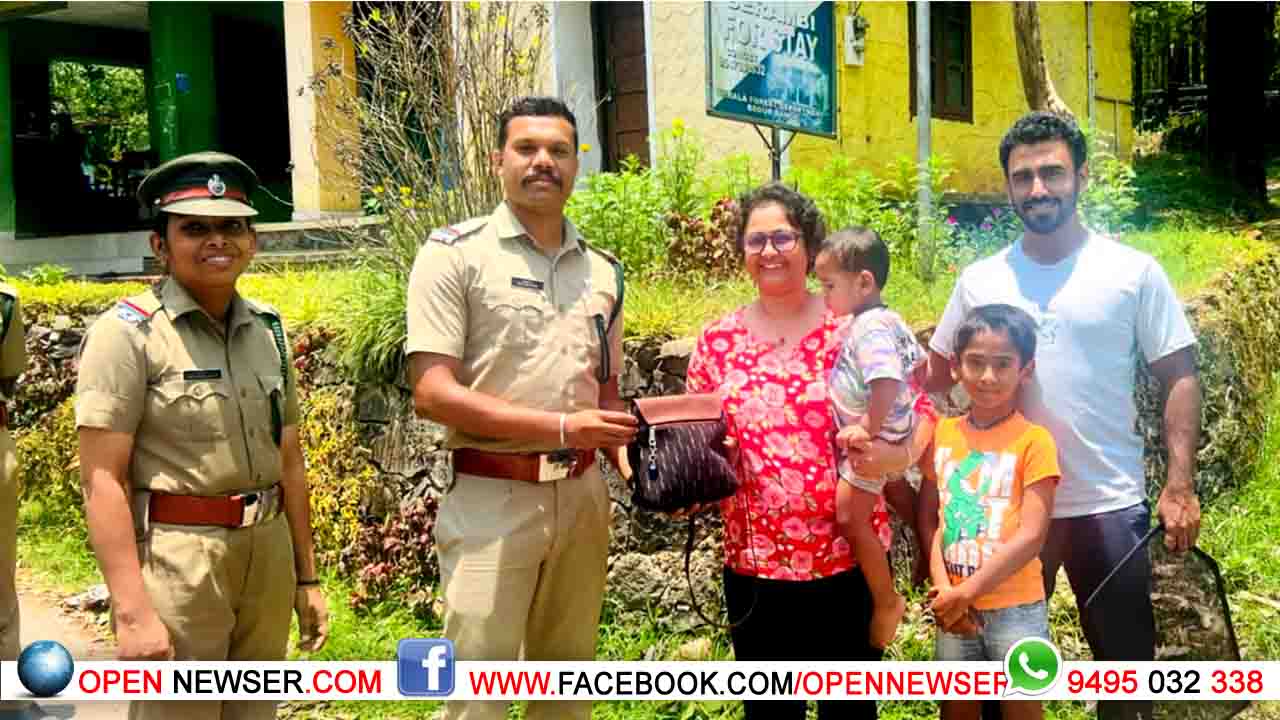 കളഞ്ഞുകിട്ടിയ ഫോണും പേഴ്സും വനംവകുപ്പ് വഴി ഉടമസ്ഥര്ക്ക് നല്കി യുവതി മാതൃകയായി.
